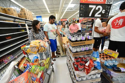 Los residentes de Orlando, Florida, se aprovisionan para enfrentar el huracán