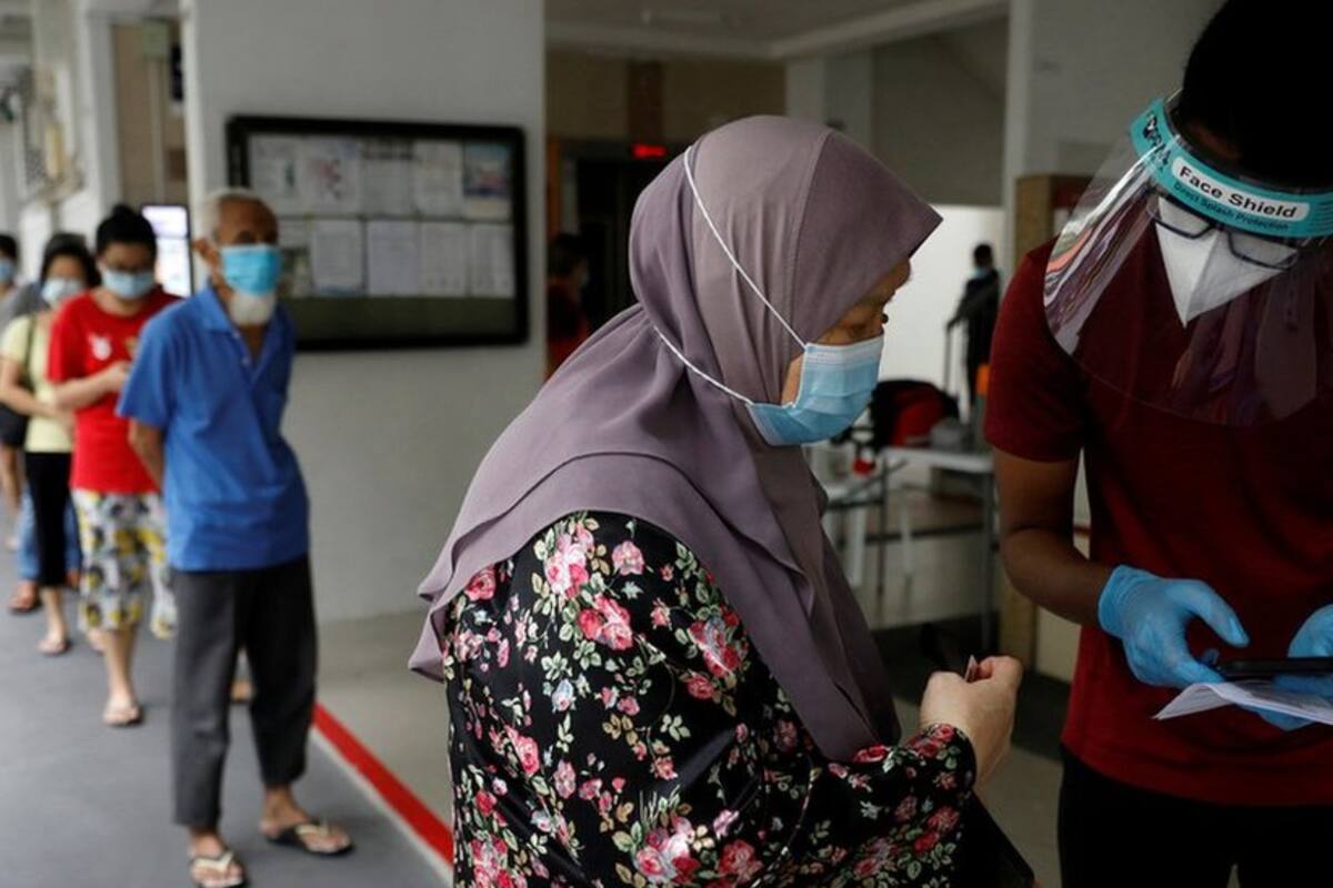 Los residentes de una urbanización pública hacen cola para las pruebas obligatorias de coronavirus en Singapur el 21 de mayo de 2021