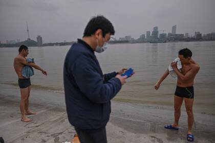 Los residentes de Wuhan regresan de a poco a la vida normal tras el bloqueo por el coronavirus