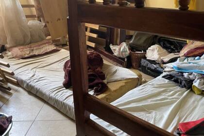 Los residentes del albergue se preparan para mudarse después de que el propietario les pidiera que se marcharan