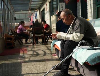 Los residentes del centro de Tang, pobres y a menudo sin pensión, contrastan con los de la residencia de los Rayos de Sol