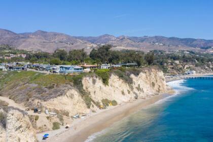 Los residentes del Paradise Cove Mobile Home Park tienen acceso directo a una playa para practicar surf