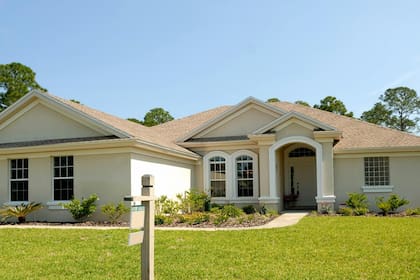 Los residentes en el sur y el medio oeste de EE.UU. necesitan menos ingresos para costear una casa promedio, según un estudio