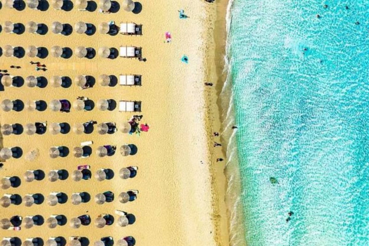 Los residentes locales reclaman acceso gratuito a playas en las que bares y otros negocios alquilan reposeras y sombrillas a precios exorbitantes