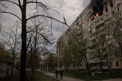 Los residentes observan su casa destruida por una bomba rusa en Cherníhiv el viernes 22 de abril de 2022. (AP Foto/Emilio Morenatti)