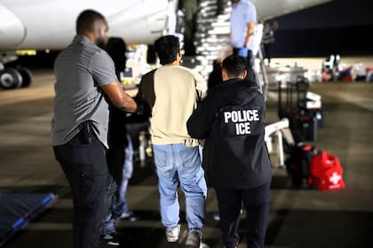 Los residentes permanentes en EE.UU. pueden recibir una orden de deportación por el Servicio de Inmigración y Control de Aduanas (ICE) en determinados casos