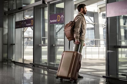 Los residentes permanentes legales pueden salir fuera de Estados Unidos y, en la mayoría de los casos, los viajes breves no afectan el estatus