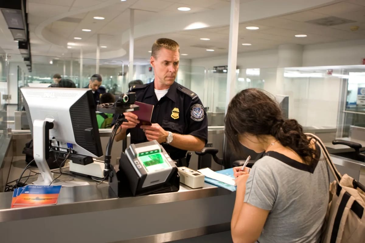 Los residentes permanentes legales son libres de salir fuera de Estados Unidos y, en la mayoría de los casos, los viajes breves no afectan el estatus