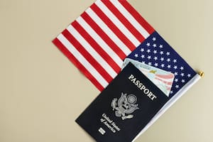 Los residentes permanentes pueden viajar al exterior, aunque deben cumplir con ciertas regulaciones para evitar problemas al reingresar a Estados Unidos