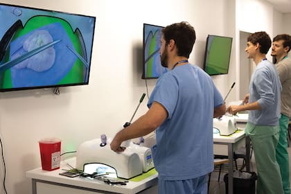 Los residentes practican con los simuladores en el Hospital Italiano sede San Justo.