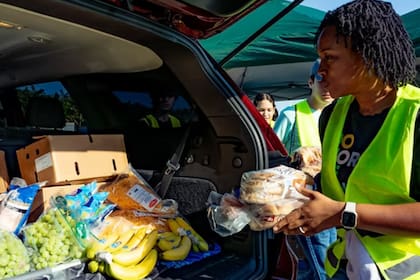Los residentes pueden localizar más de 35 puntos de distribución que ofrecen desde productos frescos hasta cajas de víveres en ciudades como Miami, Orlando y Jacksonville