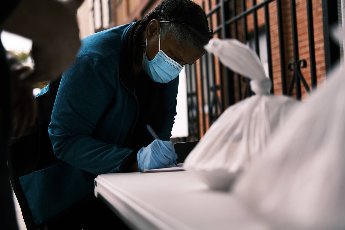 Los residentes reciben una comida preparada en la Iglesia Cristiana de Tesalónica durante una distribución el 22 de octubre de 2020 en la ciudad de Nueva York