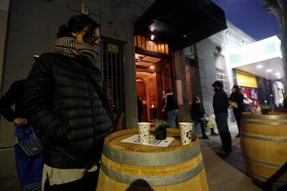 Los restaurantes, bares, cafeterías, locales de comidas rápida y el resto de las opciones gastronómicas podrán habilitar el servicio al aire libre con mesas en las veredas