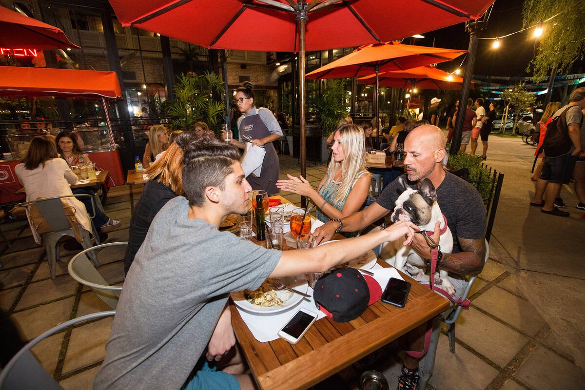 Los restaurantes de barrio ganan adeptos por la comodidad y la cercanía