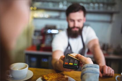 Los restaurantes de Florida deben informar todos los cargos que cobran antes de tomar el pedido