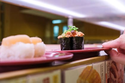 Los restaurantes de sushi de Japón analizan quitar las cintas transportadoras tras las bromas