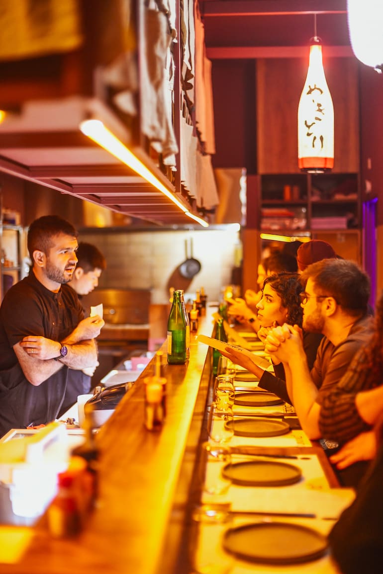Los restaurantes para pocos comensales toman reservas con mucha anticipación.
