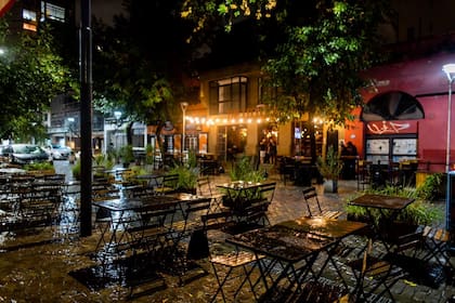 Los restaurantes, vacíos en la primera noche en que rigen las nuevas restricciones