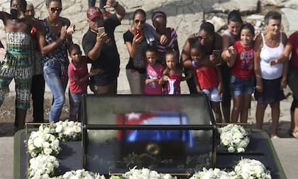 Los restos de Fidel, ayer, en su paso por Palma Soriano, cerca de Santiago de Cuba