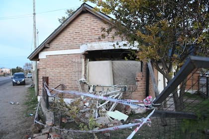 Los restos de la colisión en la casa de Miguel Alfater, en Bahía Blanca