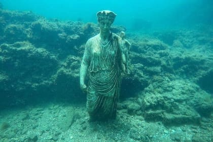 Los restos de la lujosa villa que emergió del lago