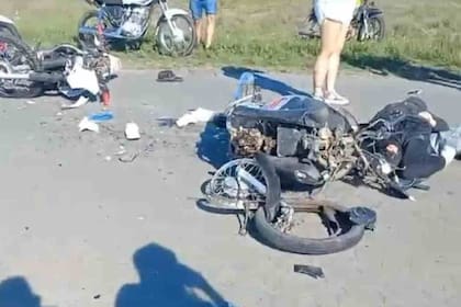 Los restos de las motocicletas que colisionaron
