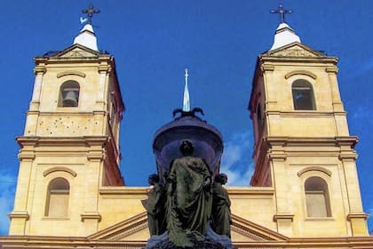 Los restos de Manuel Belgrano descansan frente a la Iglesia Santo Domingo
