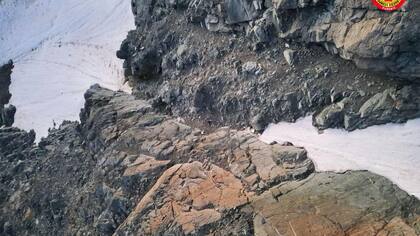 Los restos de Nicola Ivaldo, parcialmente ocultados por la nieve, finalmente se encontraron en este barranco después de que la IA detectó su casco rojo.