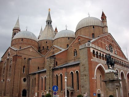 Los restos de San Antonio de Padua están contenidos en la Basílica que lleva su nombre