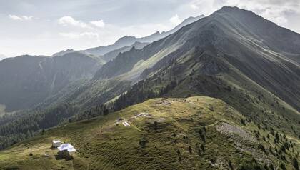 Los restos de un campamento militar romano en Suiza, descubierto en 2024, a 2200 metros sobre el nivel del mar, donde ofrecía vistas estratégicas.