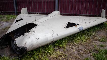 Los restos de un dron Shahed-136 derribado sobre una zona residencias de Kyiv.