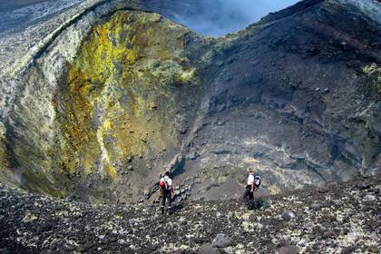 Los restos de un hombre momificado fueron encontrados en una gruta del volcán Etna