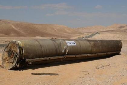 Los restos de un misil en el sur de Israel, uno de los 180 que Irán lanzó contra ese país el 1 de octubre