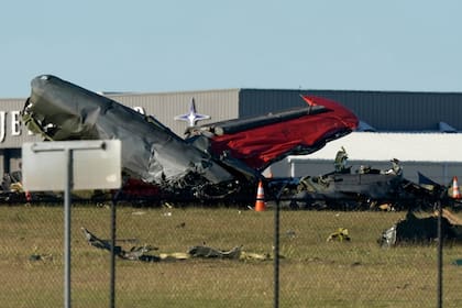 Los restos de uno de los aviones que chocaron ayer