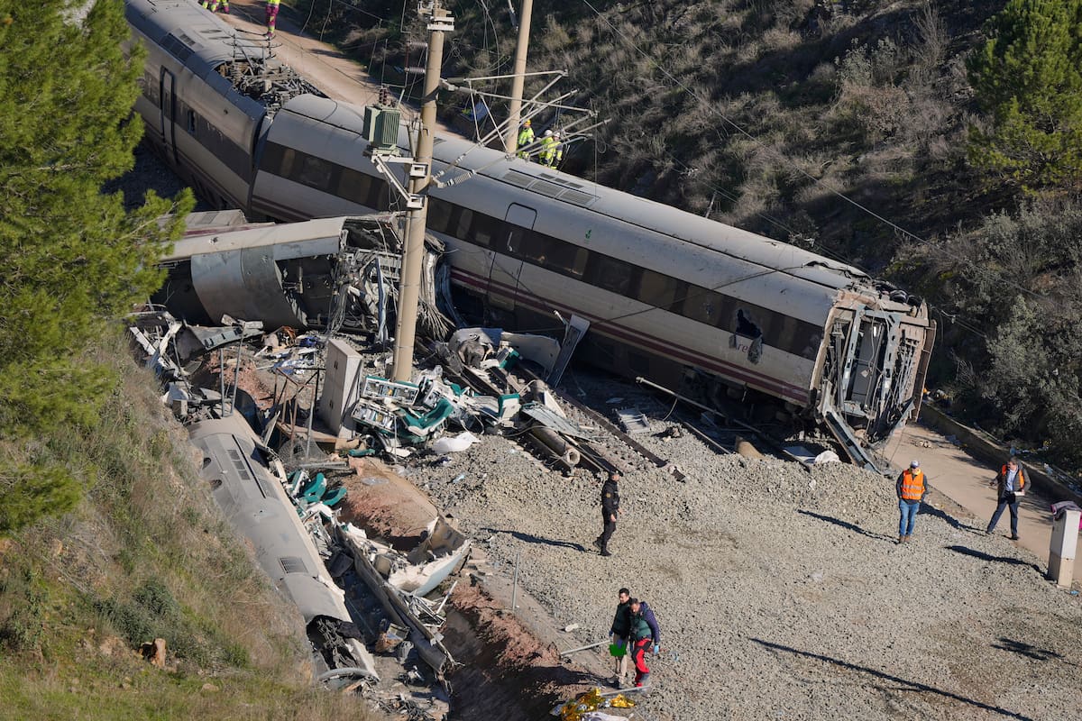 Los restos de uno de los vagones de tren tras el choque en Adamuz, España, el 20 de enero