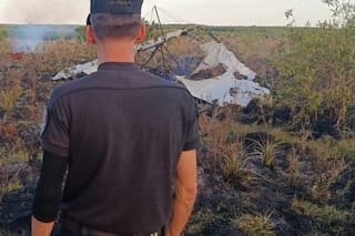 Un hombre volaba en ala delta por primera vez, chocó contra cables eléctricos y murió