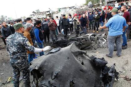 Los restos del auto que explotó en un populoso barrio de Bagdad