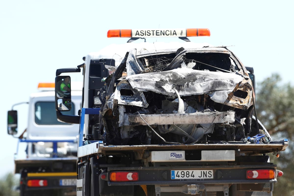 los restos del automóvil de José Antonio Reyes, trasladados desde el lugar del accidente
