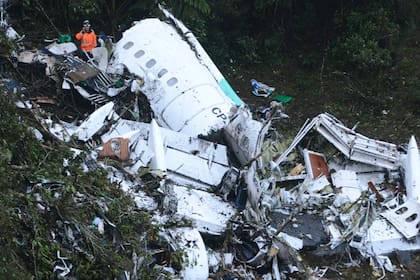 Los restos del avión de LaMia, cerca de Medellín