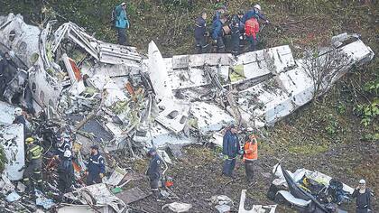 Los restos del avión de LaMia, que se estrelló en el municipio de La Unión