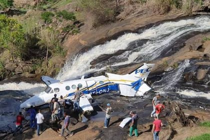 Los restos del avión en el que viajaba la cantante Marilia Mendonca