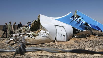 Los restos del avión que se estrelló el sábado es investigado por autoridades egipcias