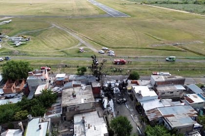Los restos del avión se encuentran junto a viviendas cerca del aeropuerto de San Fernando