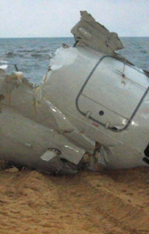 Los restos del DHC-5D Buffalo de la Fuerza Aérea de Zambia en la costa de Gabón