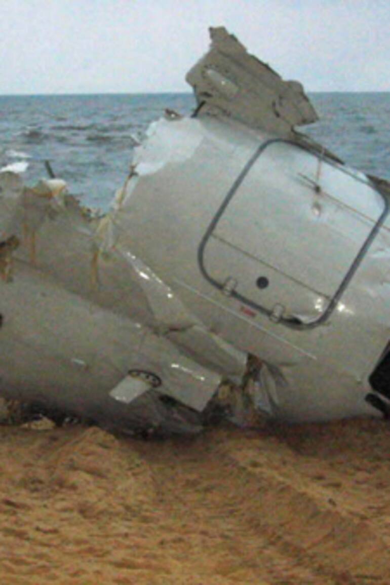 Los restos del DHC-5D Buffalo de la Fuerza Aérea de Zambia en la costa de Gabón