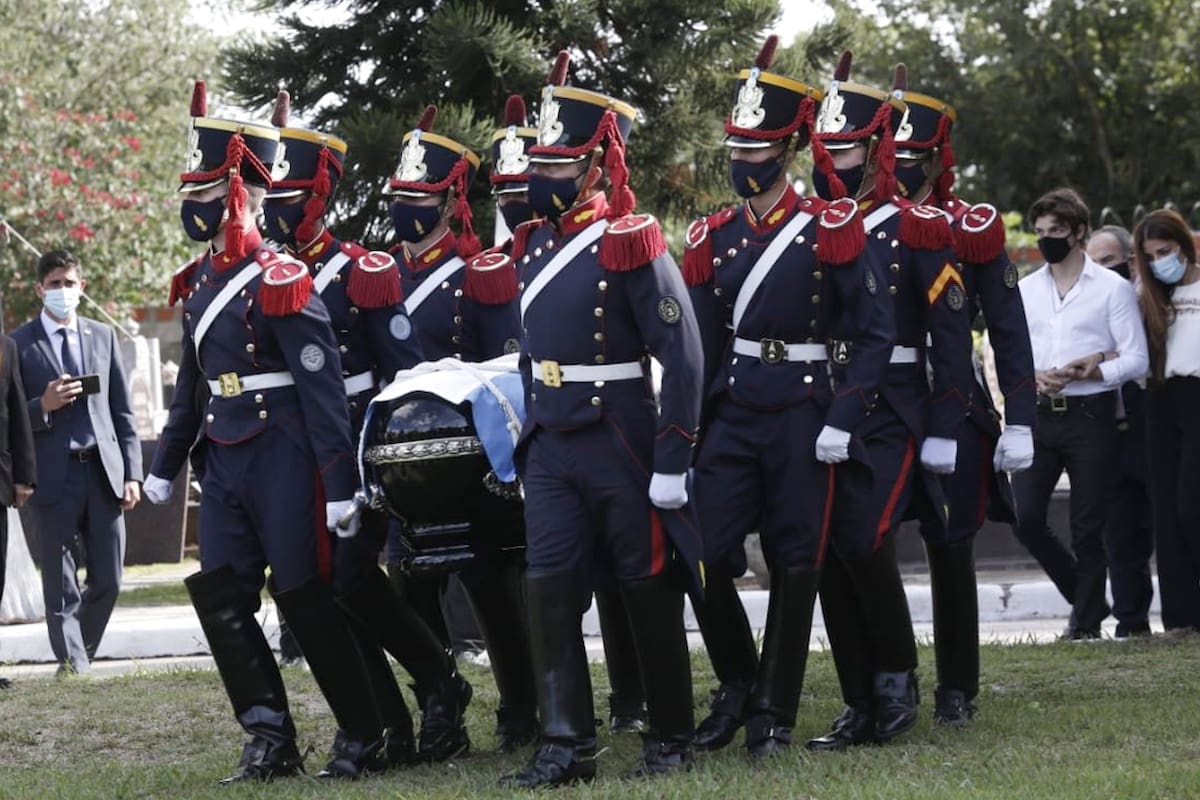 Los restos del ex presidente , en el cementerio de La Tablada