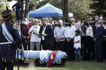 Los restos del ex presidente , en el cementerio de La Tablada