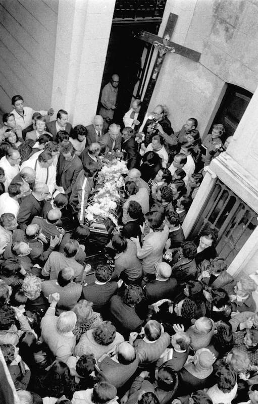 Los restos del padre Mugica llegan a Recoleta el 13 de mayo de 1974