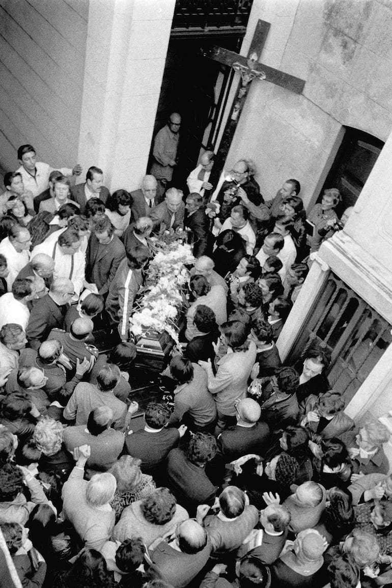 Los restos del padre Mugica llegan a Recoleta el 13 de mayo de 1974