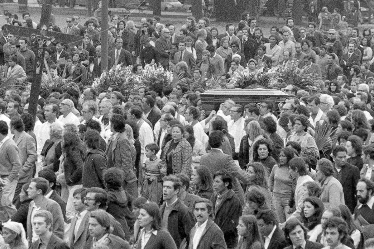 Los restos del padre Mugica llegan a Recoleta el 13 de mayo de 1974